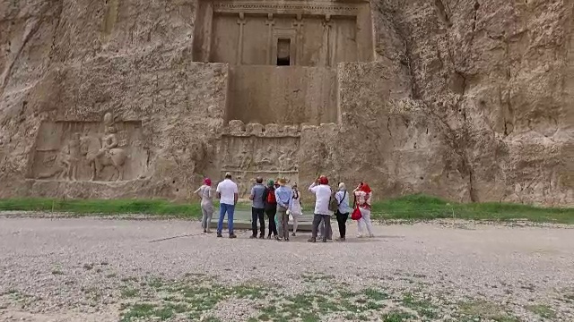 在伊朗Naqsh-e Rustam周围散步