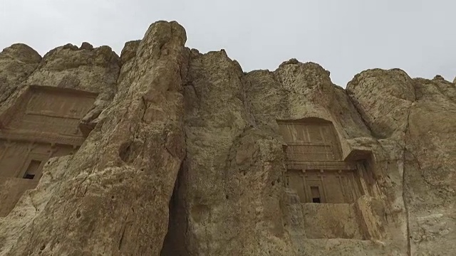 在伊朗Naqsh-e Rustam周围散步