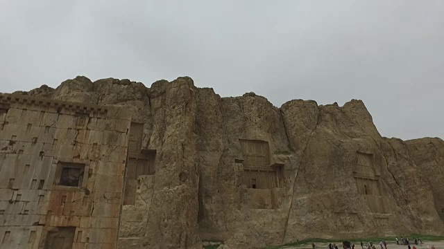 在伊朗Naqsh-e Rustam周围散步