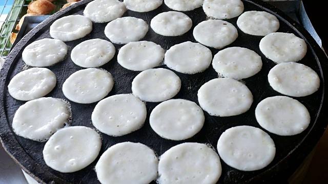 传统的泰国甜品“Kanom Krok”或沙拉比