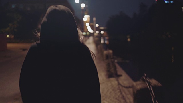 独自走在城市街道上的女人