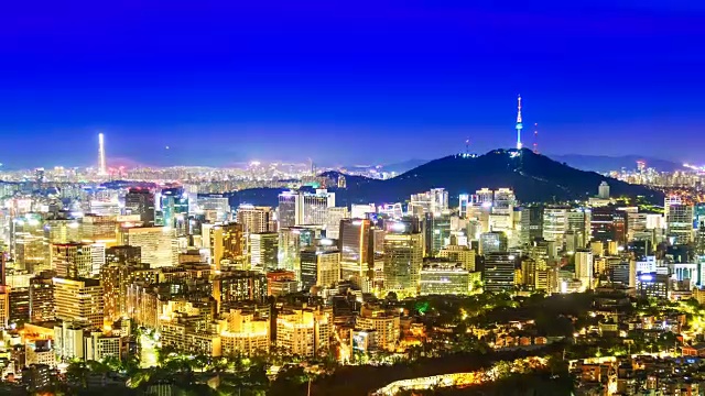 美丽的夜晚城市，韩国首尔的城市景观，首尔塔现代建筑和夜间建筑