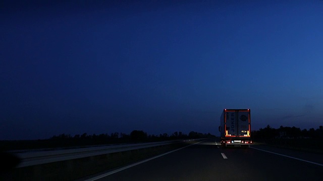 在夜间行驶在高速公路上