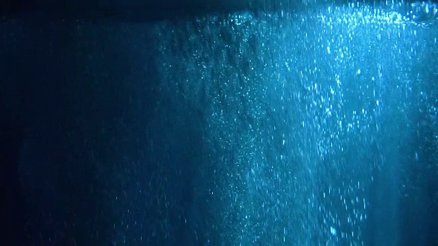 神秘的水下气泡风景