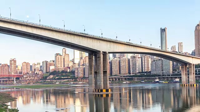现代城市中现代建筑附近的河上的混凝土桥。时间流逝