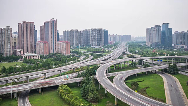 現(xiàn)代城市中城區(qū)的路口。時(shí)間流逝