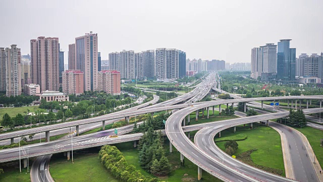 詳情圖-現(xiàn)代城市中城區(qū)的路口。時(shí)間流逝