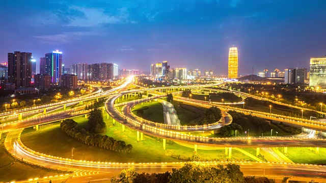 日落時(shí)分，現(xiàn)代城市中城的路口。時(shí)間流逝