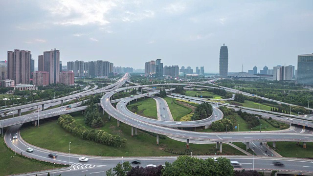 詳情圖-日落時分，現代城市中城的路口。時間流逝