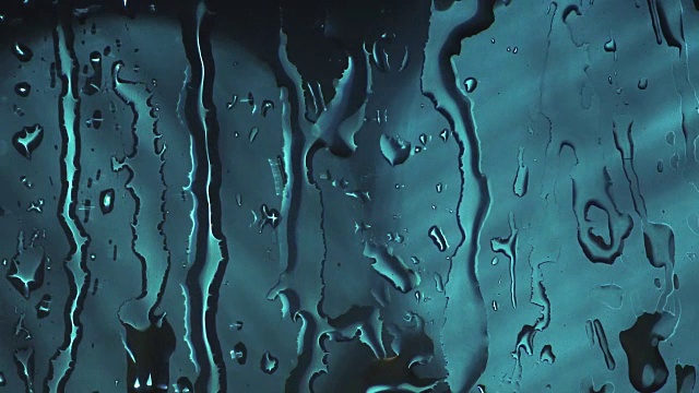 微距拍摄抽象的背景纹理与雨滴在窗玻璃上。