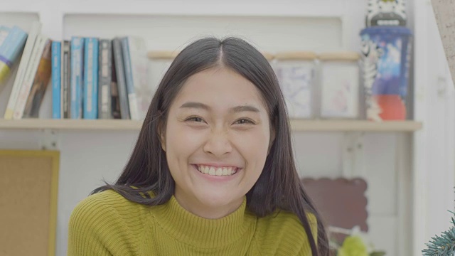 微笑的亚洲女孩