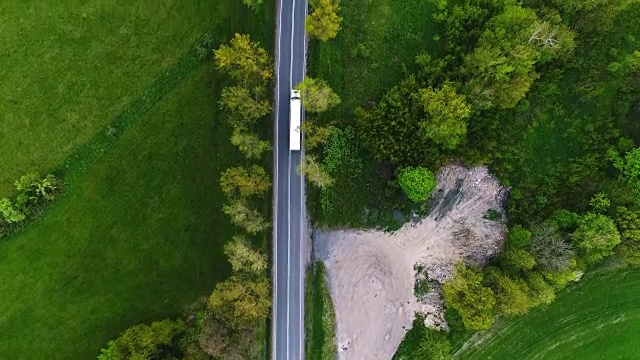 卡车在电影般的道路航拍上拍摄了4K