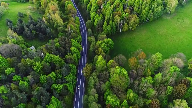 汽车通过公路鸟瞰图