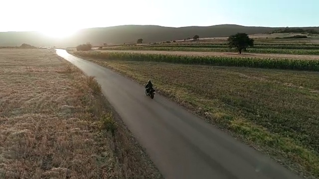 詳情圖-無(wú)人機(jī)視角下的男人在路上騎摩托車