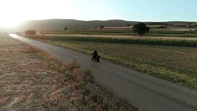 詳情圖-無(wú)人機(jī)視角下的男人在路上騎摩托車