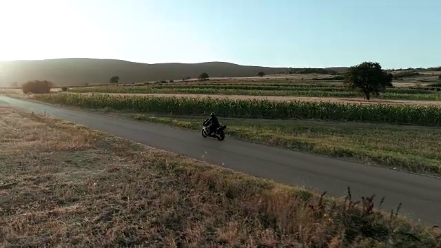 詳情圖-無(wú)人機(jī)視角下的男人在路上騎摩托車