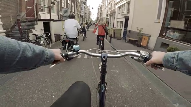 在荷兰阿姆斯特丹的街道上骑自行车