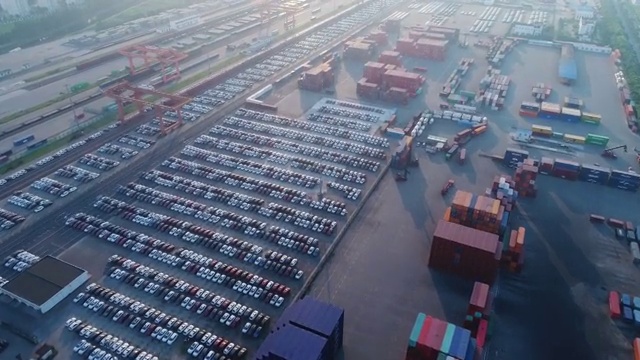 詳情圖-洋山保稅港區(qū)停放著大量進(jìn)口汽車