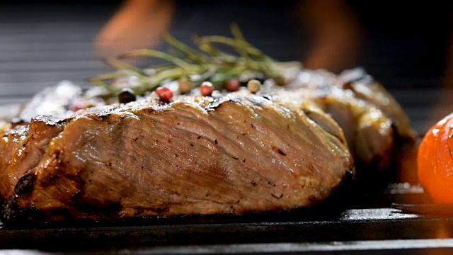 在燃燒的烤架上烤肉/牛排配蔬菜-慢動(dòng)作