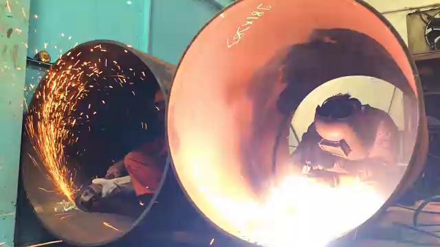 在管道工厂工作的焊工和钳工