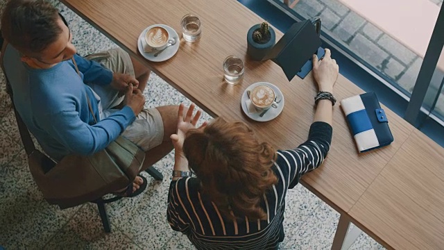酒吧里的男人和女人