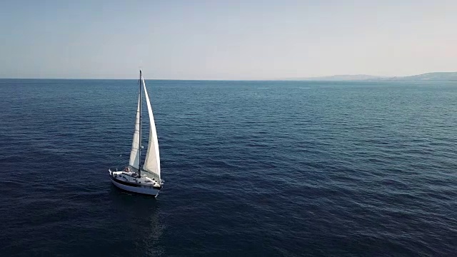 乘着帆船，在海上航行