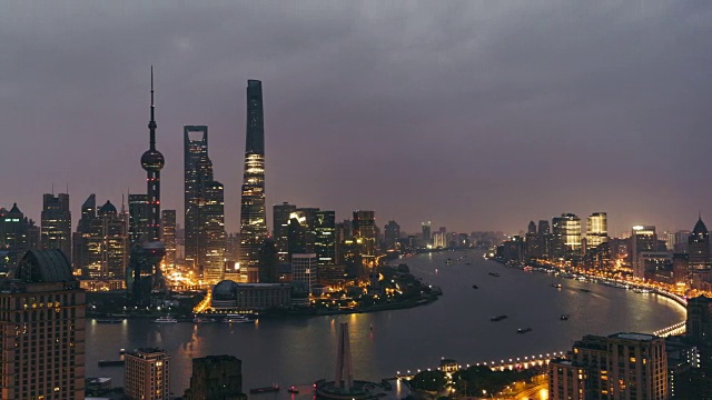 时间流逝——上海天际线高视角，从黎明到白昼的过渡(PAN)