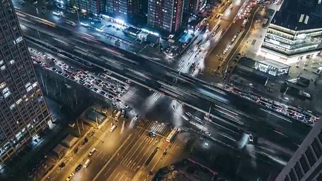 T/L TU鸟瞰图多个高速公路在夜间高峰时间的交通/北京，中国