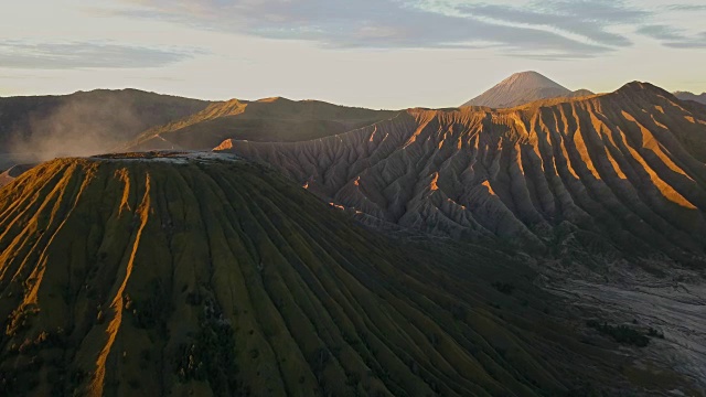 4K:印尼东爪哇溴火山火山口鸟瞰图