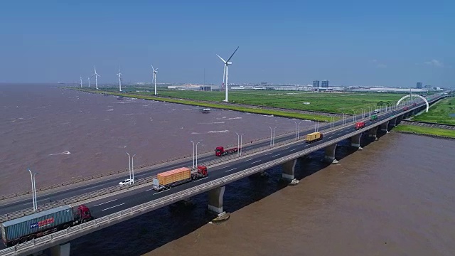 东海大桥上汽车的实时鸟瞰图