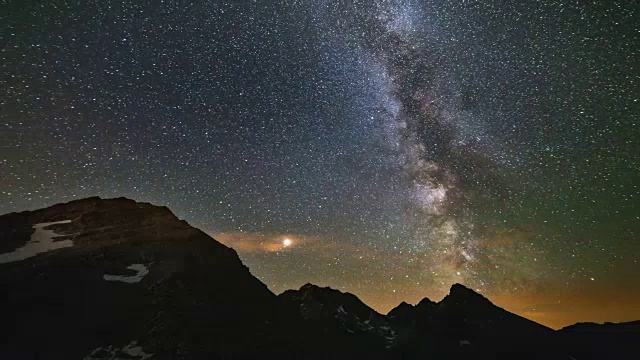 银河时光流逝越过山峰