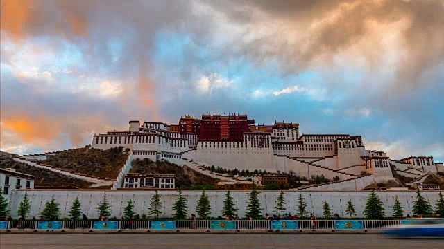 中国西藏布达拉宫，4K延时电影日落配红绿灯