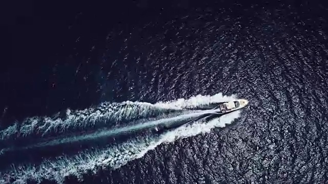 詳情圖-航拍的游艇誰是航行在一個綠寶石和透明的地中海海上。意大利撒丁島翡翠海岸(翡翠海岸)。