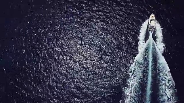詳情圖-航拍的游艇誰是航行在一個綠寶石和透明的地中海海上。意大利撒丁島翡翠海岸(翡翠海岸)。