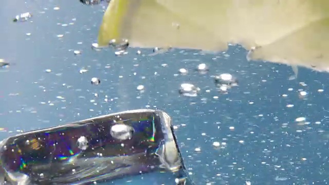 柠檬片和冰块掉进水里