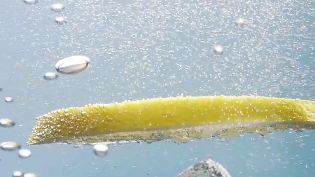 柠檬片和冰水