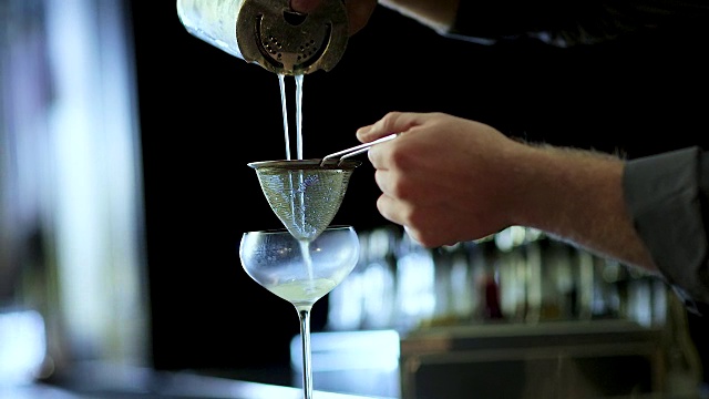 调酒师正在调制精美的玛格丽塔鸡尾酒
