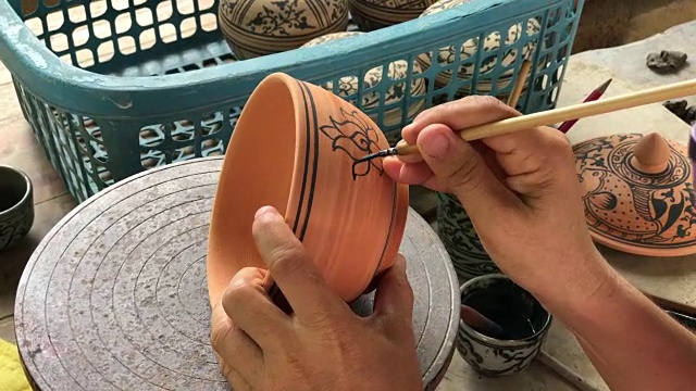 近手装饰陶瓷青瓷，素可泰泰艺术，制作泰国陶瓷工艺品