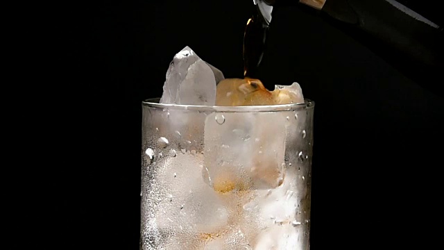 詳情圖-裝有冰塊和飲料的杯子，背景為黑色。