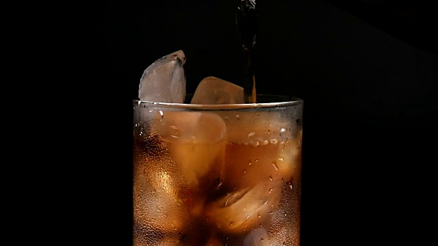 詳情圖-裝有冰塊和飲料的杯子，背景為黑色。