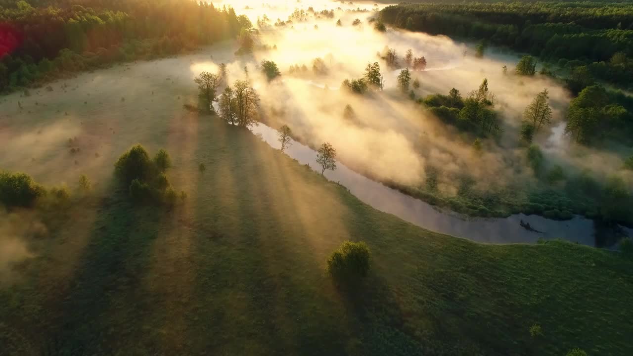 秋天的风景。秋季自然鸟瞰图。雾霭笼罩着河川。在阳光谷上空飞行。