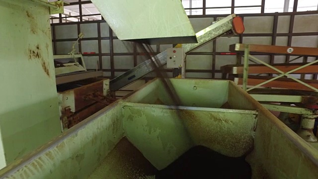 详情图-用机器将干茶原料倒入容器中