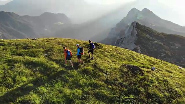 詳情圖-我們到達了山頂，那里的景色美極了