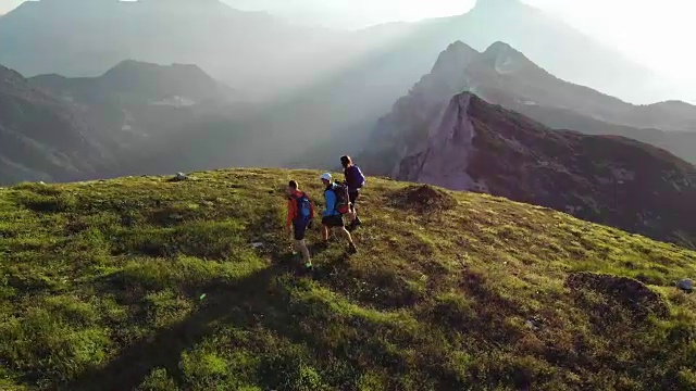 詳情圖-我們到達了山頂，那里的景色美極了