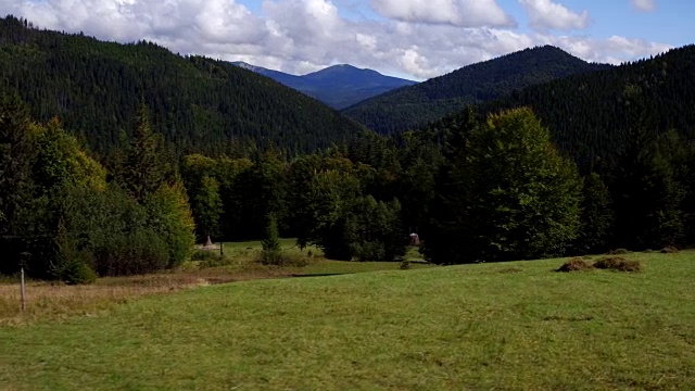 鸟瞰图喀尔巴阡山脉在夏天。喀尔巴阡自然，高山湖泊。鸟瞰图Synevir湖，乌克兰