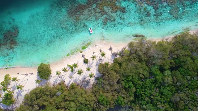 鸟瞰海浪和沙子与绿松石水域的加勒比礁。这是在委内瑞拉莫罗coy国家公园的Cayo Peraza拍摄的视频