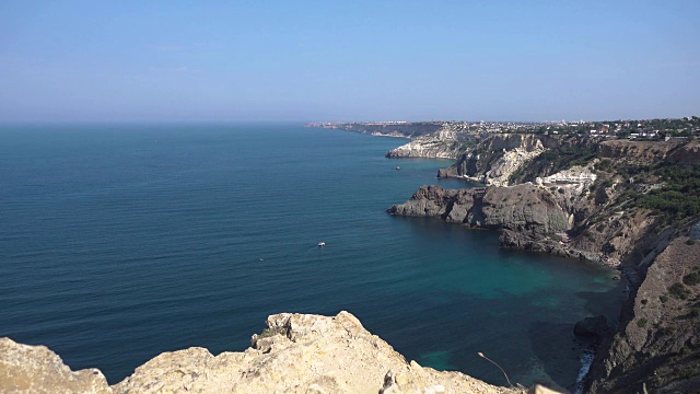 这是克里米亚的历史景观。海境内山脚下。海上旅行。