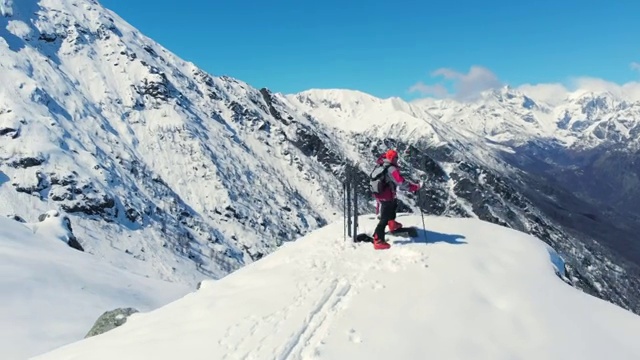 徒步登高，滑雪游览雪山，一览阿尔卑斯山，战胜逆境，取得成功