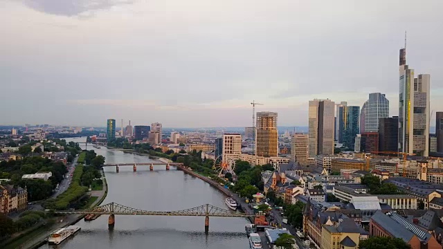 鸟瞰图，法兰克福城市与河流和摩天大楼在日出