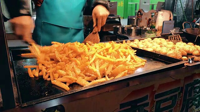 中国昆明当地夜市小吃街